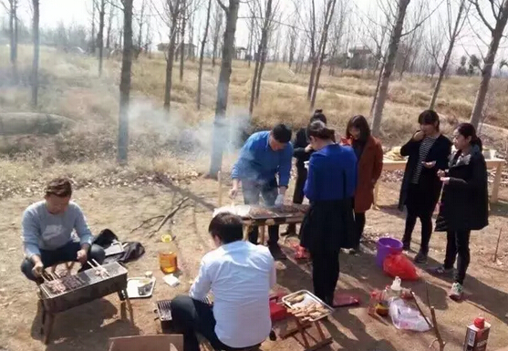 看青山綠水，賞萬畝桃花，玩篝火燒烤，相約露營基地